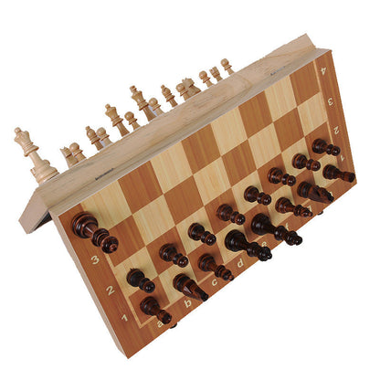 Pièces d'échecs en bois rangées dans le plateau magnétique