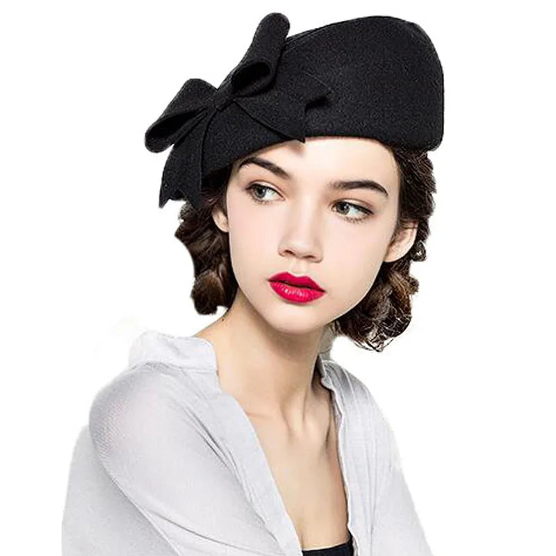 Béret féminin sur fond neutre, mettant en valeur sa couleur