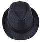 Chapeau Panama sur une chaise longue, jardin verdoyant