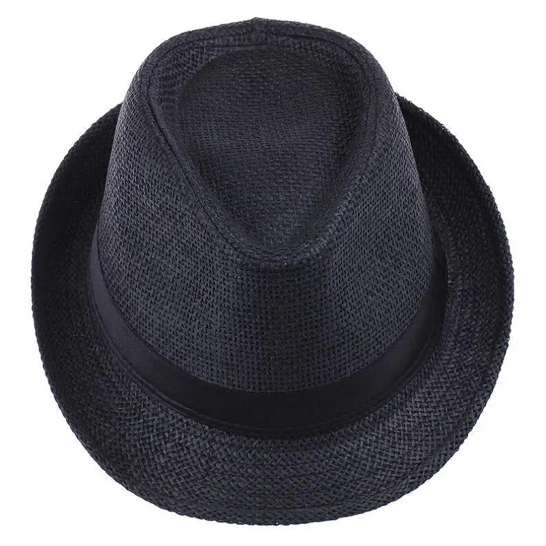 Chapeau Panama sur une chaise longue, jardin verdoyant