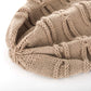 Bonnet long en maille, posé sur une table