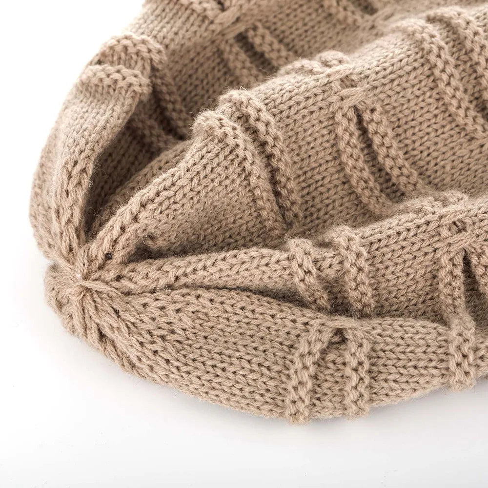 Bonnet long en maille, posé sur une table