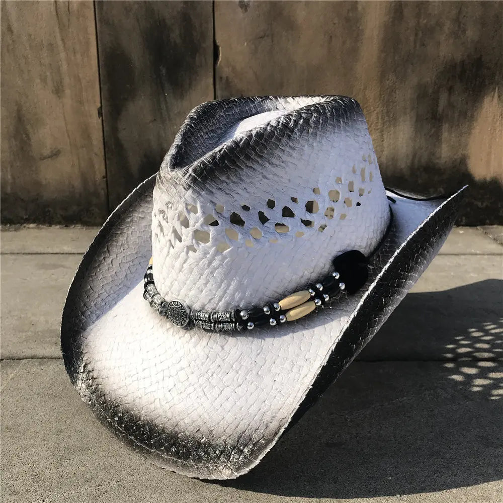 Chapeau cowboy posé sur une table en bois