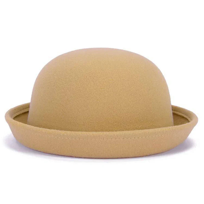 Chapeau melon en feutre, avec une texture douce et uniforme