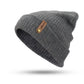Vue rapprochée du tricot doux du bonnet blanc
