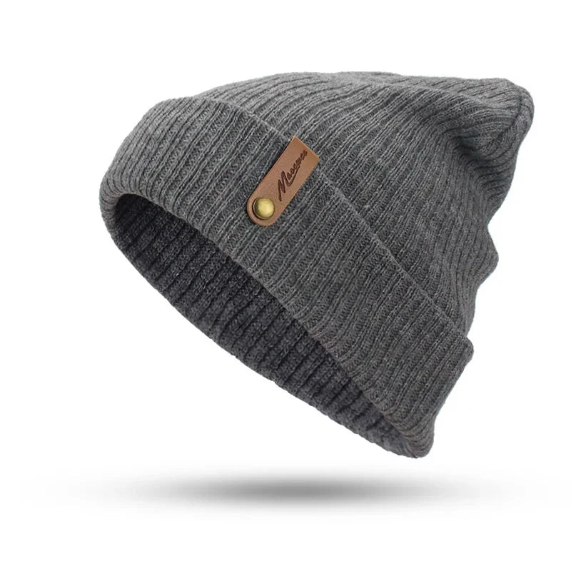 Vue rapprochée du tricot doux du bonnet blanc