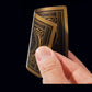 Jeu de cartes dorées étalées en éventail sur une table