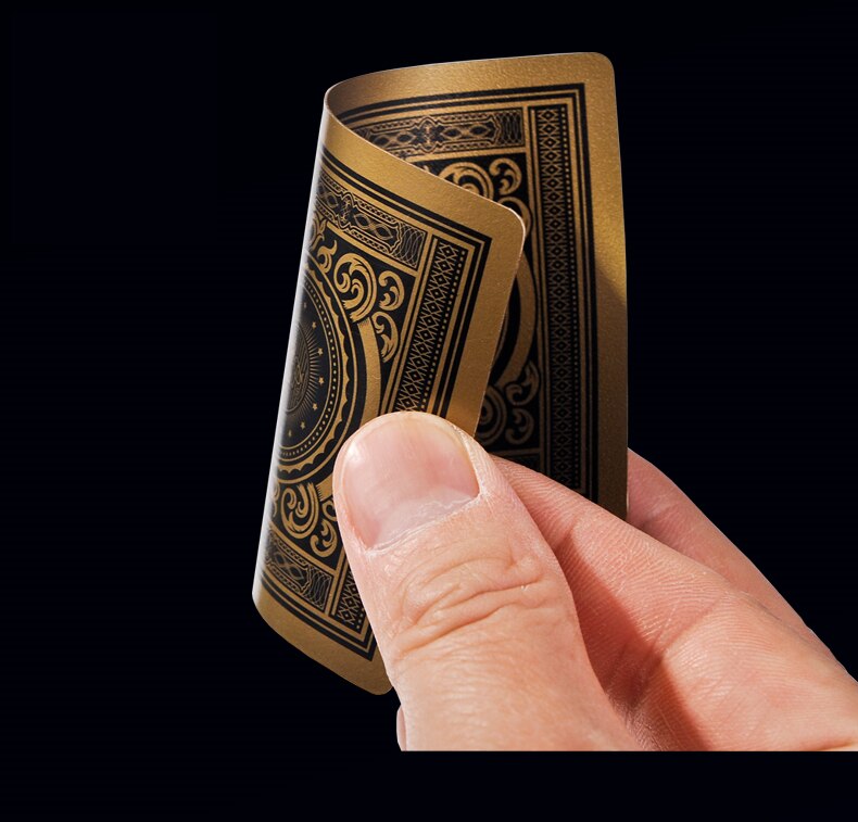 Jeu de cartes dorées étalées en éventail sur une table