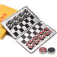Pièces d'échecs rondes avec symboles, sur fond blanc