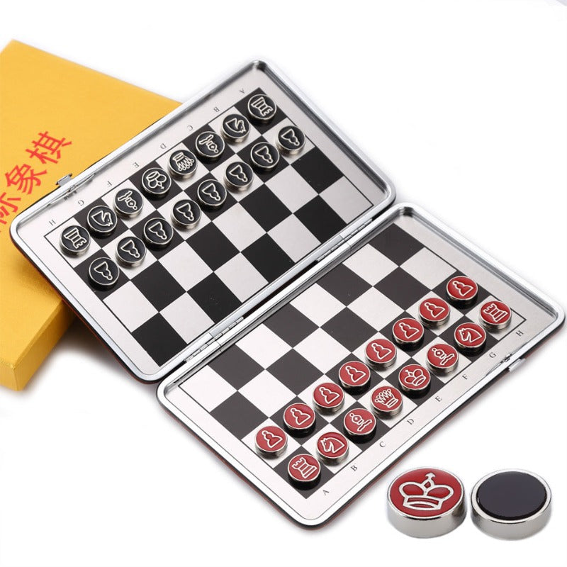 Pièces d'échecs rondes avec symboles, sur fond blanc