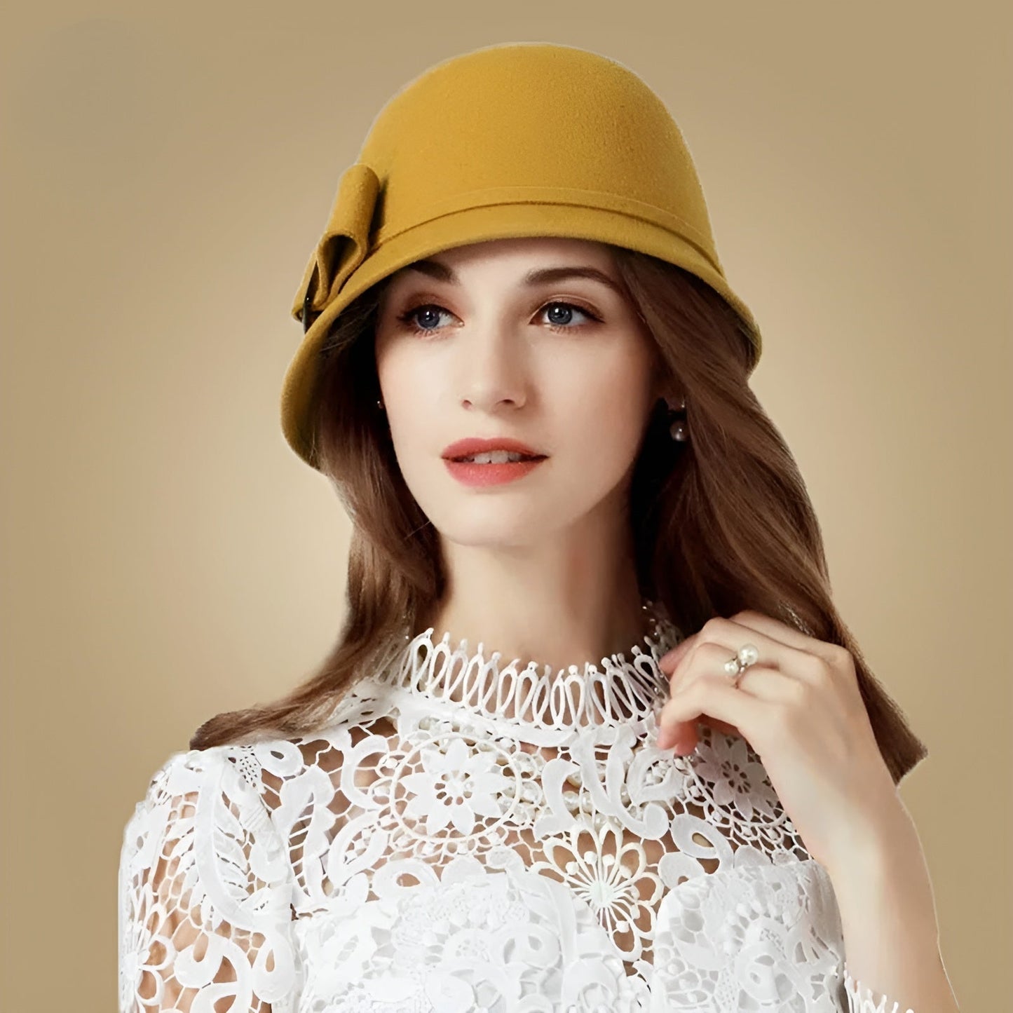 Chapeau cloche en feutre gris avec ruban noir élégant