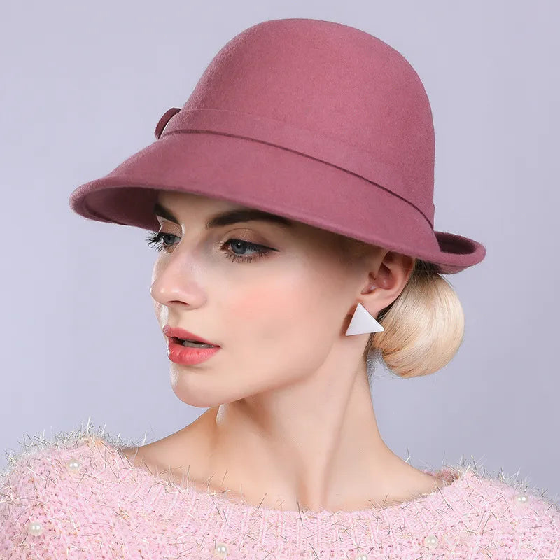 Chapeau cloche en feutre beige avec ruban noir élégant
