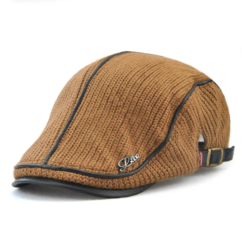 Béret en coton ajustable posé sur une surface en bois
