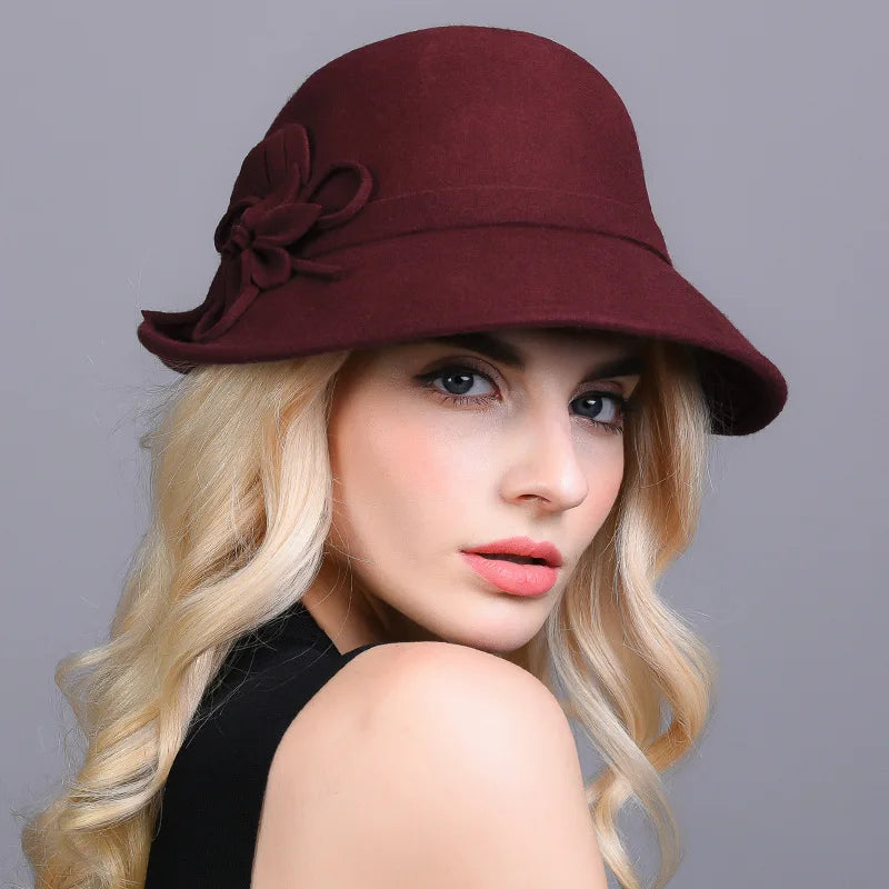 Chapeau cloche noir avec finition en velours lisse