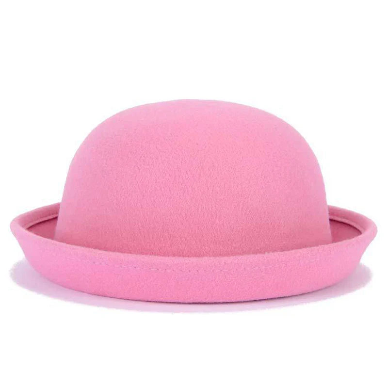 Chapeau melon noir, posé à côté d'un livre ancien sur une table