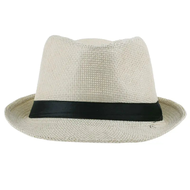 Homme portant un chapeau Panama, vue de profil, ciel bleu