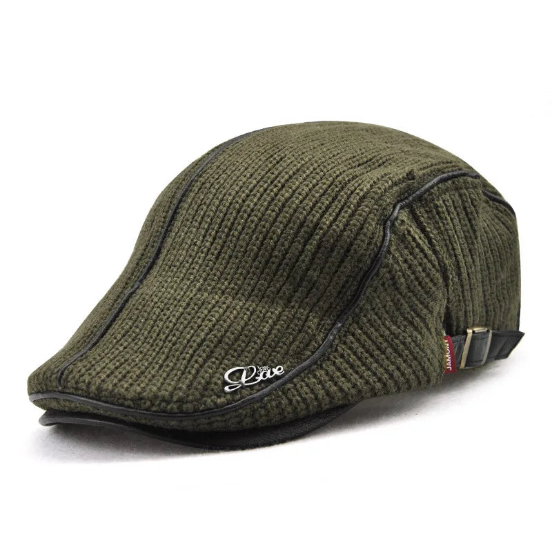 Vue de côté d'un béret avec motif tricoté et bordure en cuir