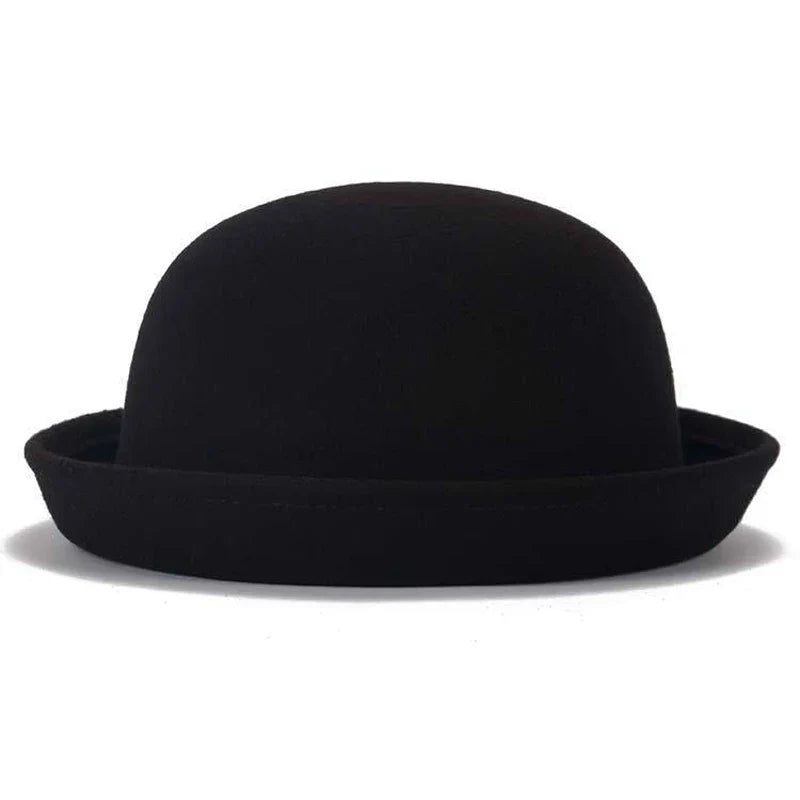 Chapeau melon posé sur une étagère en bois, éclairé par une lumière douce