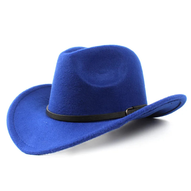 Homme assis portant un chapeau cowboy, ambiance western