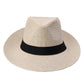 Chapeau de paille avec texture fine, posé sur un coussin