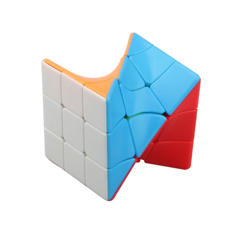 Cube torsion sur fond blanc, mettant en avant ses faces décalées