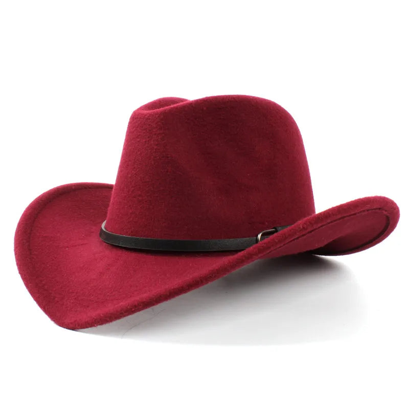 Chapeau cowboy sur une clôture en bois, paysage désertique