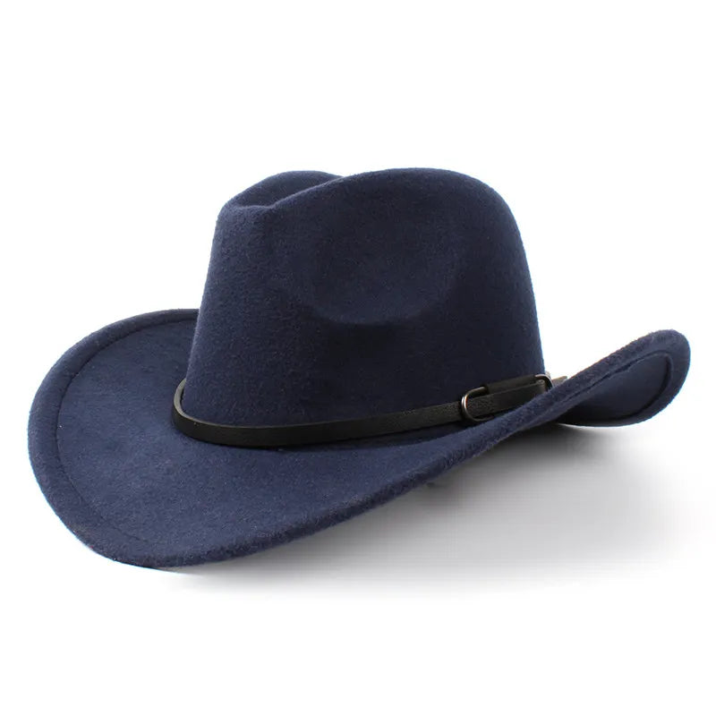 Chapeau cowboy suspendu à un crochet en métal