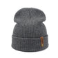 Bonnet blanc sur fond neutre, style urbain chic