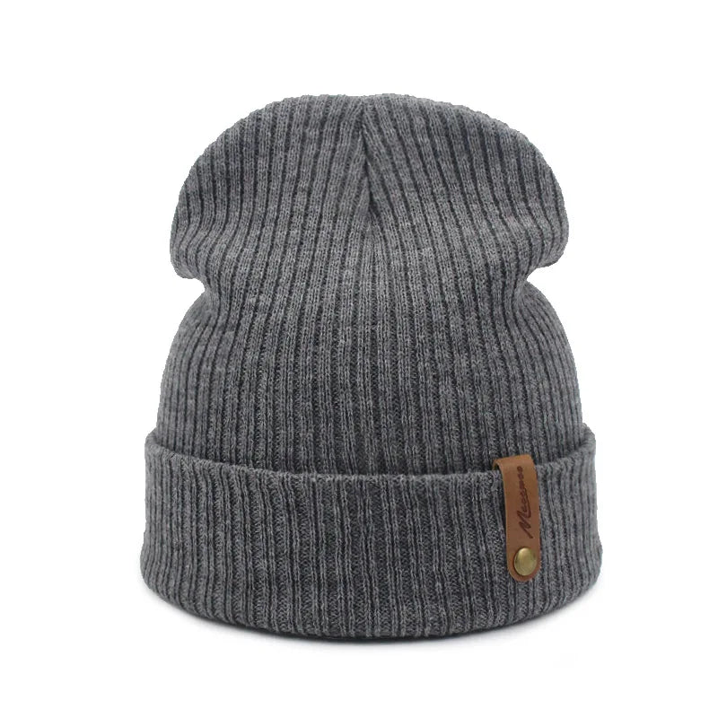 Bonnet blanc sur fond neutre, style urbain chic
