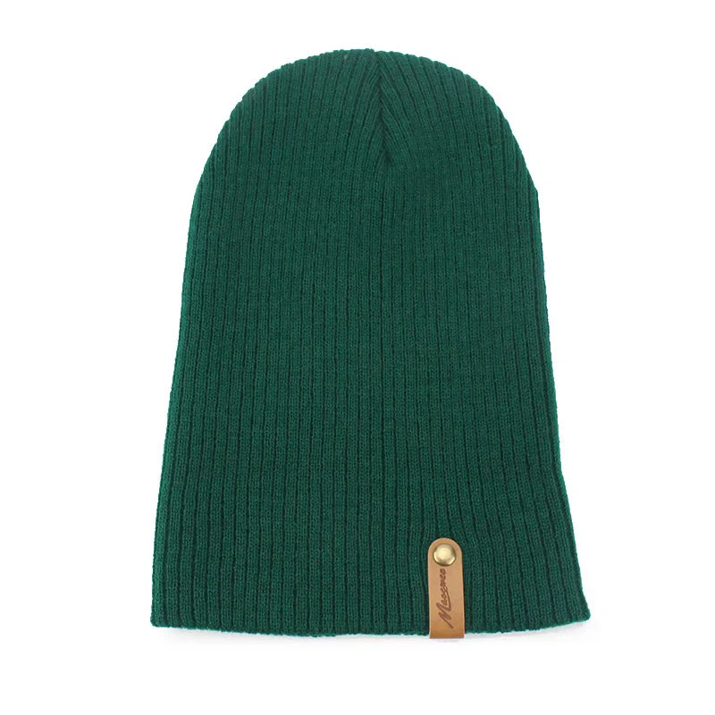 Détail du cuir discret sur le bonnet en maille