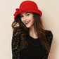 Chapeau cloche sur fond neutre, allure intemporelle