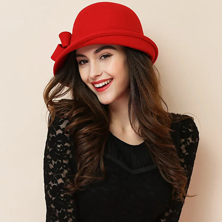 Chapeau cloche sur fond neutre, allure intemporelle