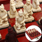 Jeu d'échecs en bois avec pièces sculptées sur échiquier ouvert