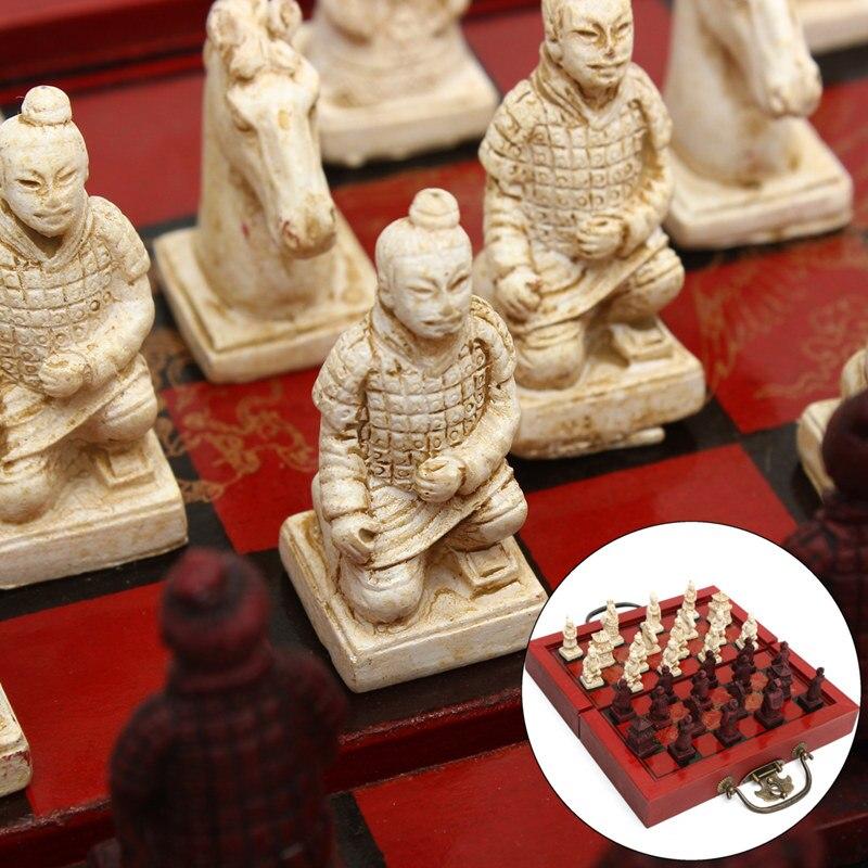 Jeu d'échecs en bois avec pièces sculptées sur échiquier ouvert