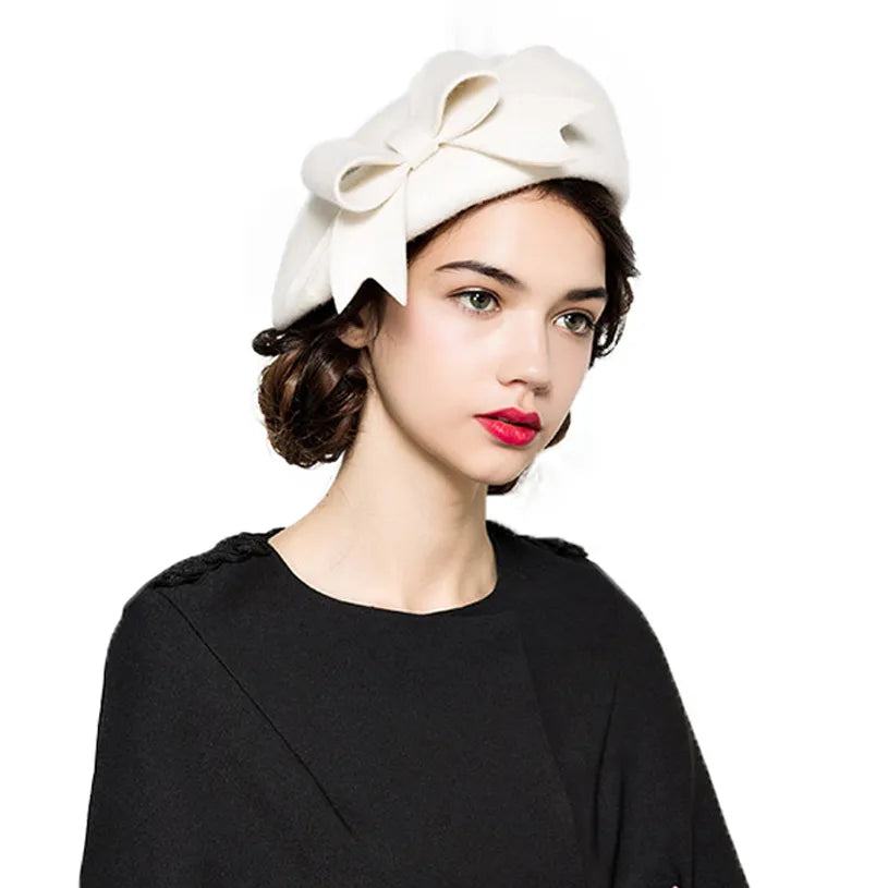 Femme souriante portant un béret, ambiance décontractée