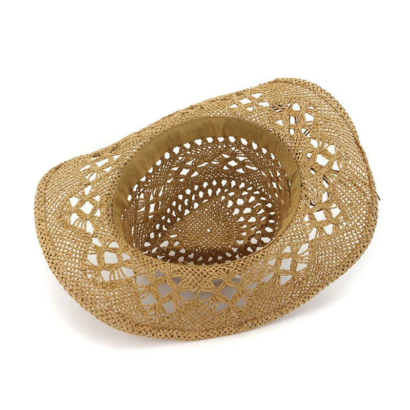 Détail du bord d'un chapeau de paille, texture tressée visible