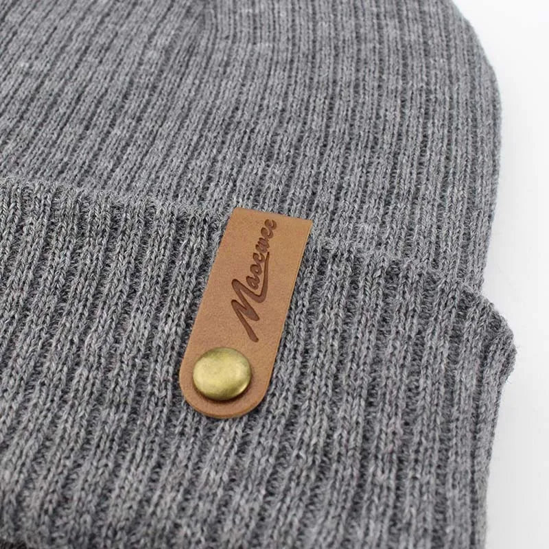 Bonnet blanc plié, montrant sa texture côtelée