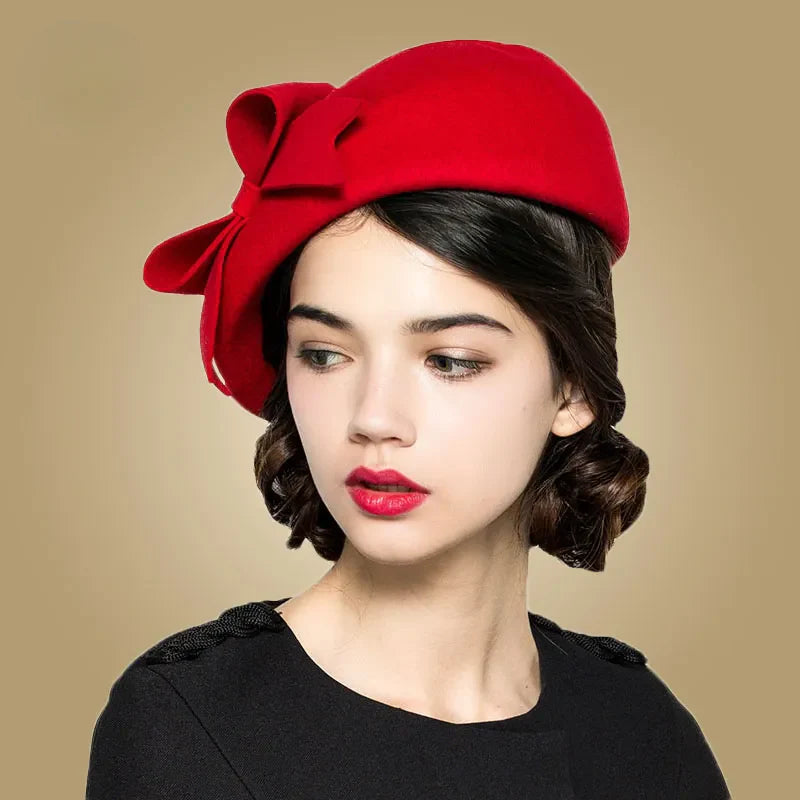 Femme portant un béret élégant en laine, vue de profil