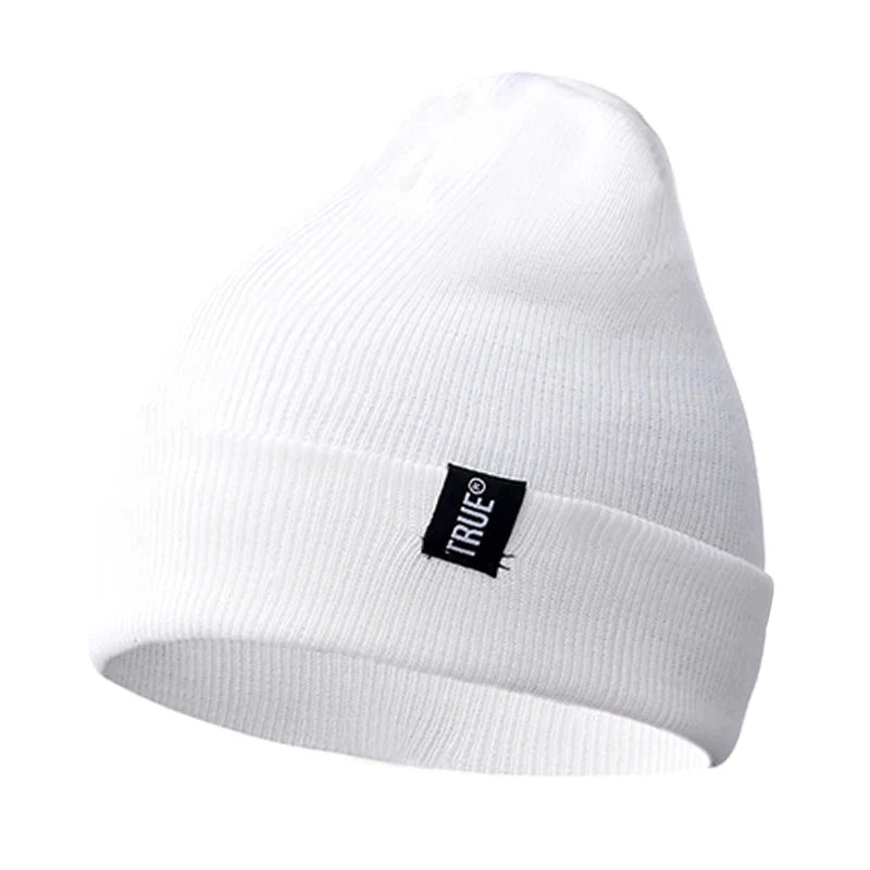Bonnet en coton bleu marine sur une surface neutre