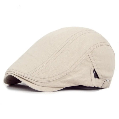 Béret en coton sur une étagère, lumière naturelle