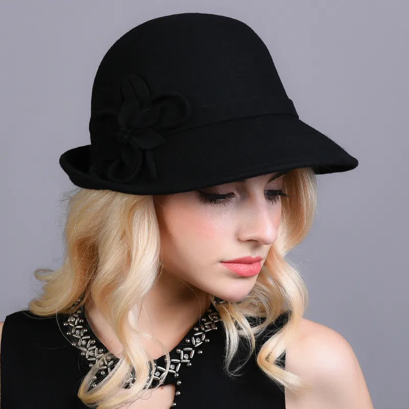 Vue de profil d'un chapeau cloche en laine grise