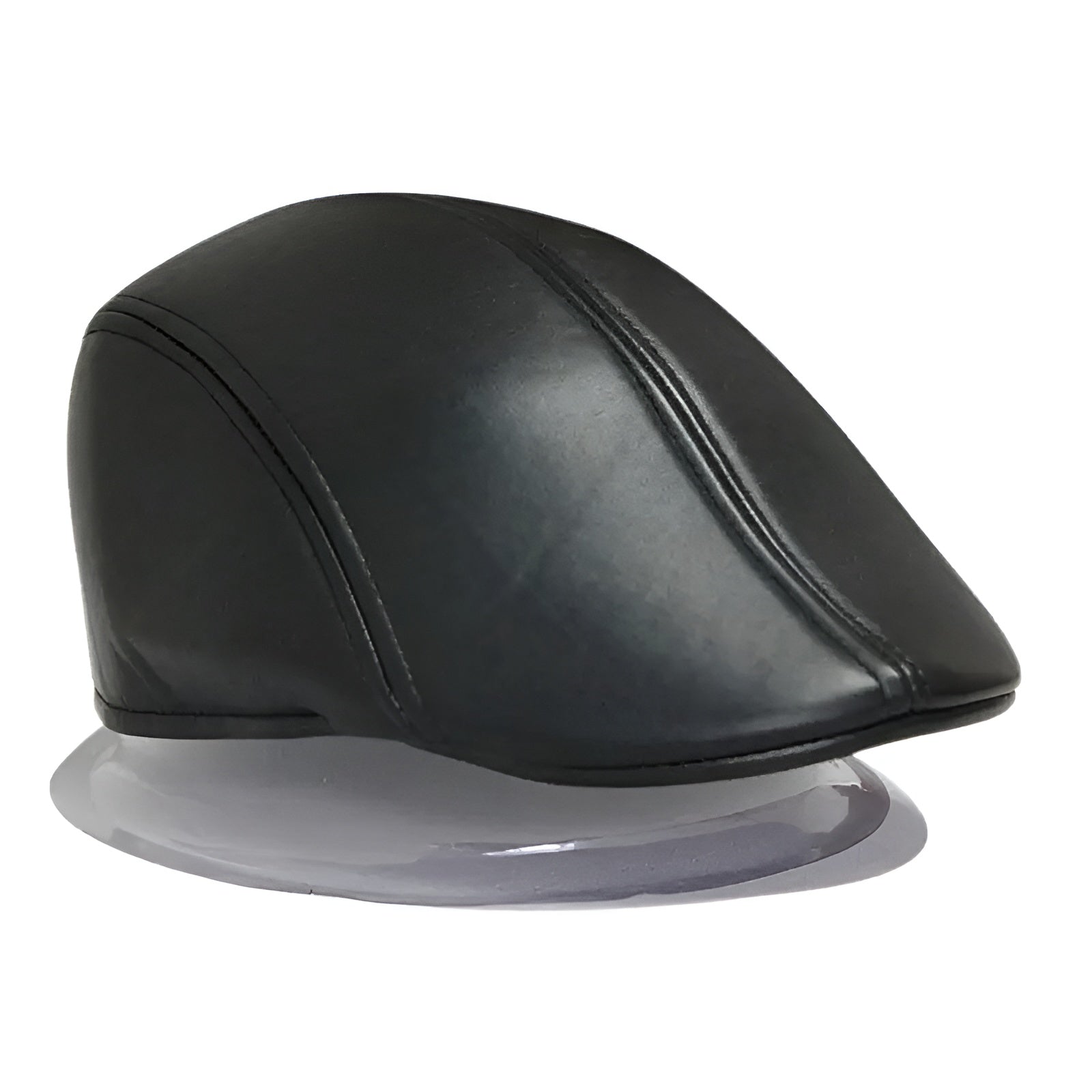 Béret en similicuir posé sur une table en bois