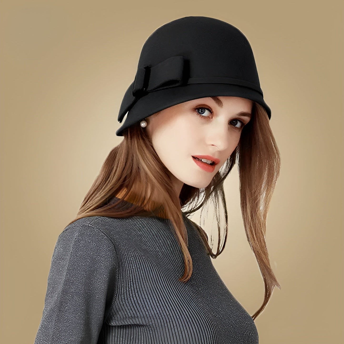 Chapeau cloche noir classique avec bord rigide
