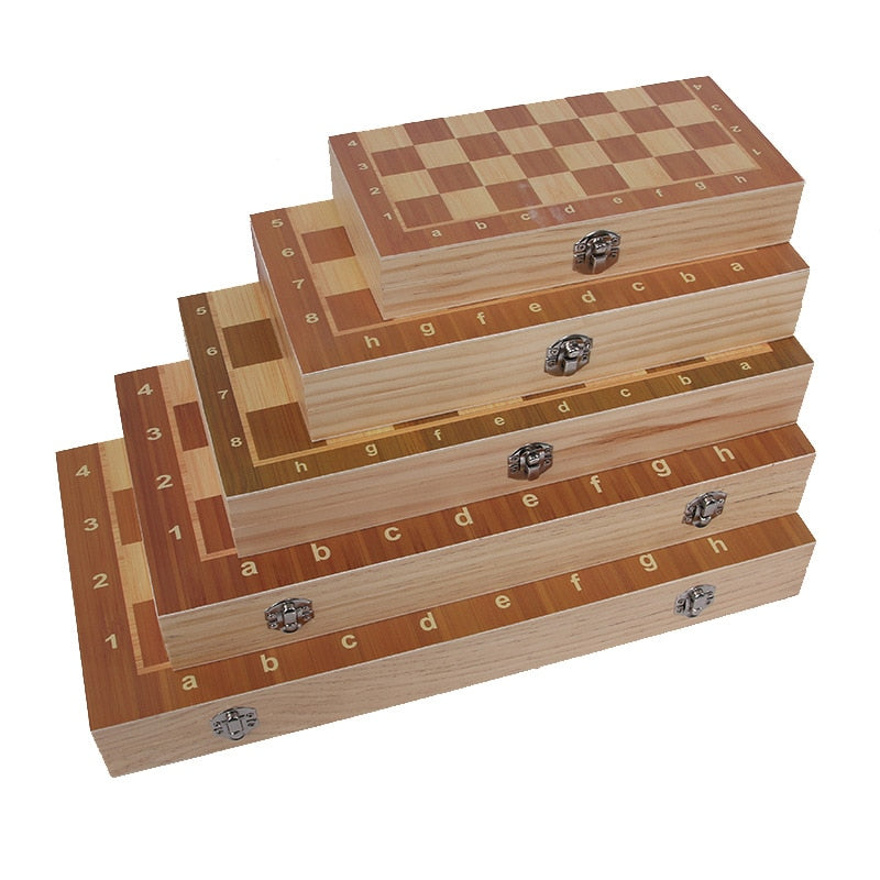 Plateau d'échecs en bois ouvert avec rangement intégré