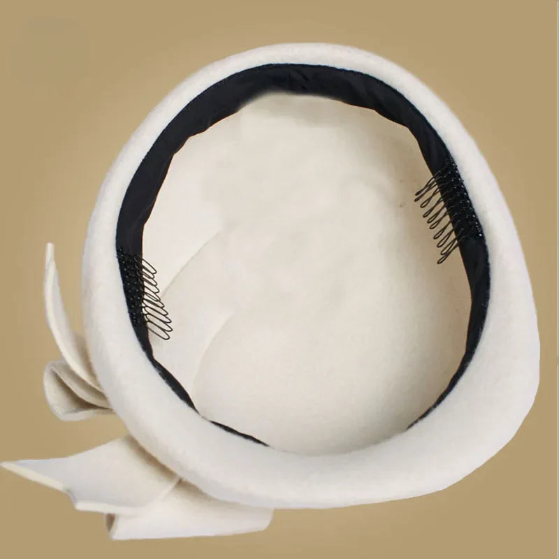 Vue arrière d'un béret féminin, coupe raffinée