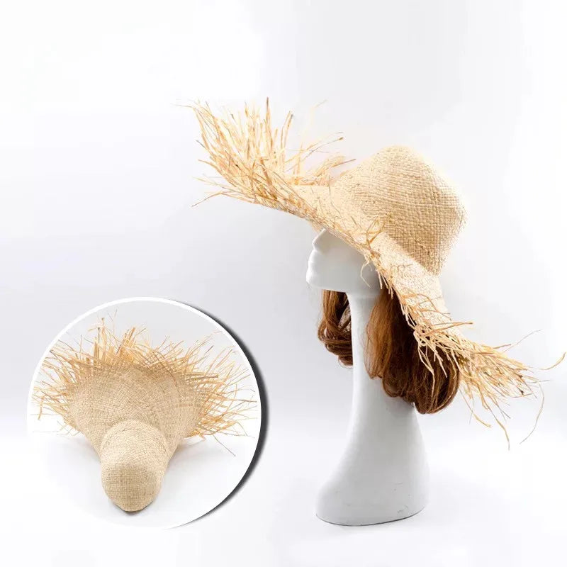 Chapeau de paille posé sur une table en bois
