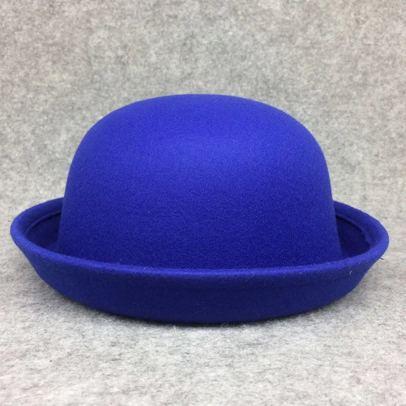 Chapeau melon avec un ruban noir, sur fond gris neutre