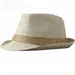 Chapeau de paille sur une plage de sable fin