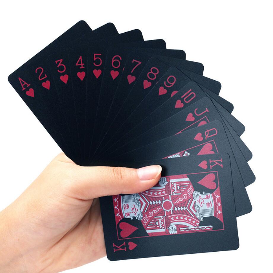 Cartes étalées montrant leur indéchirabilité