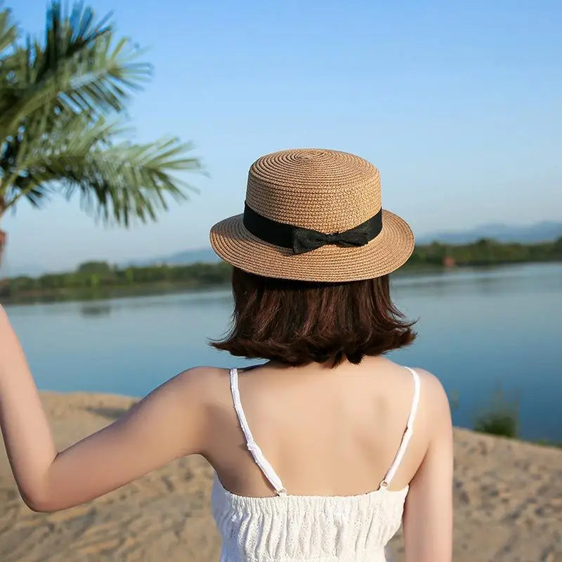 Chapeau Panama avec ombre projetée sur le sol